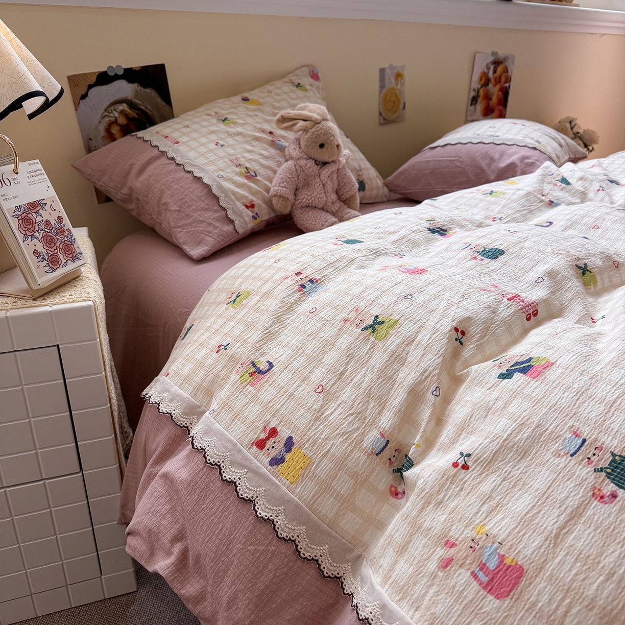 91家纺网 家纺一手货源 找家纺 水墨江南 2025新款云感皱皱纱全棉花边四件套-场景二 花边款-兔宝宝