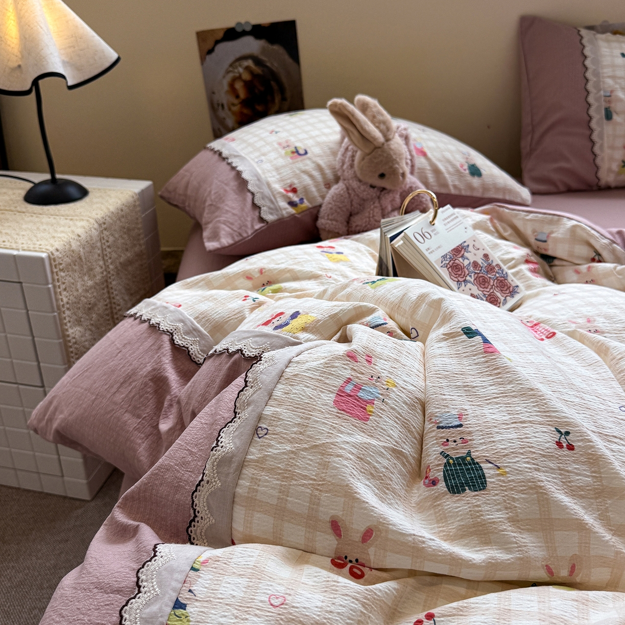 91家纺网 家纺一手货源 找家纺 水墨江南 2025新款云感皱皱纱全棉花边四件套-场景二 花边款-兔宝宝