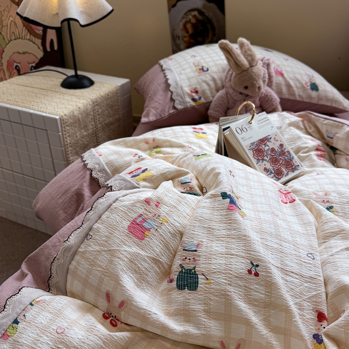 91家纺网 家纺一手货源 找家纺 水墨江南 2025新款云感皱皱纱全棉花边四件套-场景二 花边款-兔宝宝