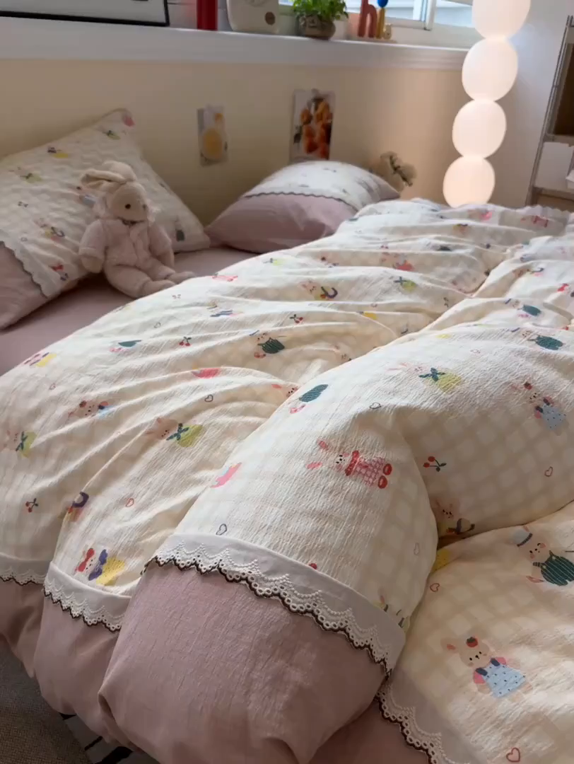 91家纺网 家纺一手货源 找家纺 水墨江南 2025新款云感皱皱纱全棉花边四件套-场景二 花边款-兔宝宝