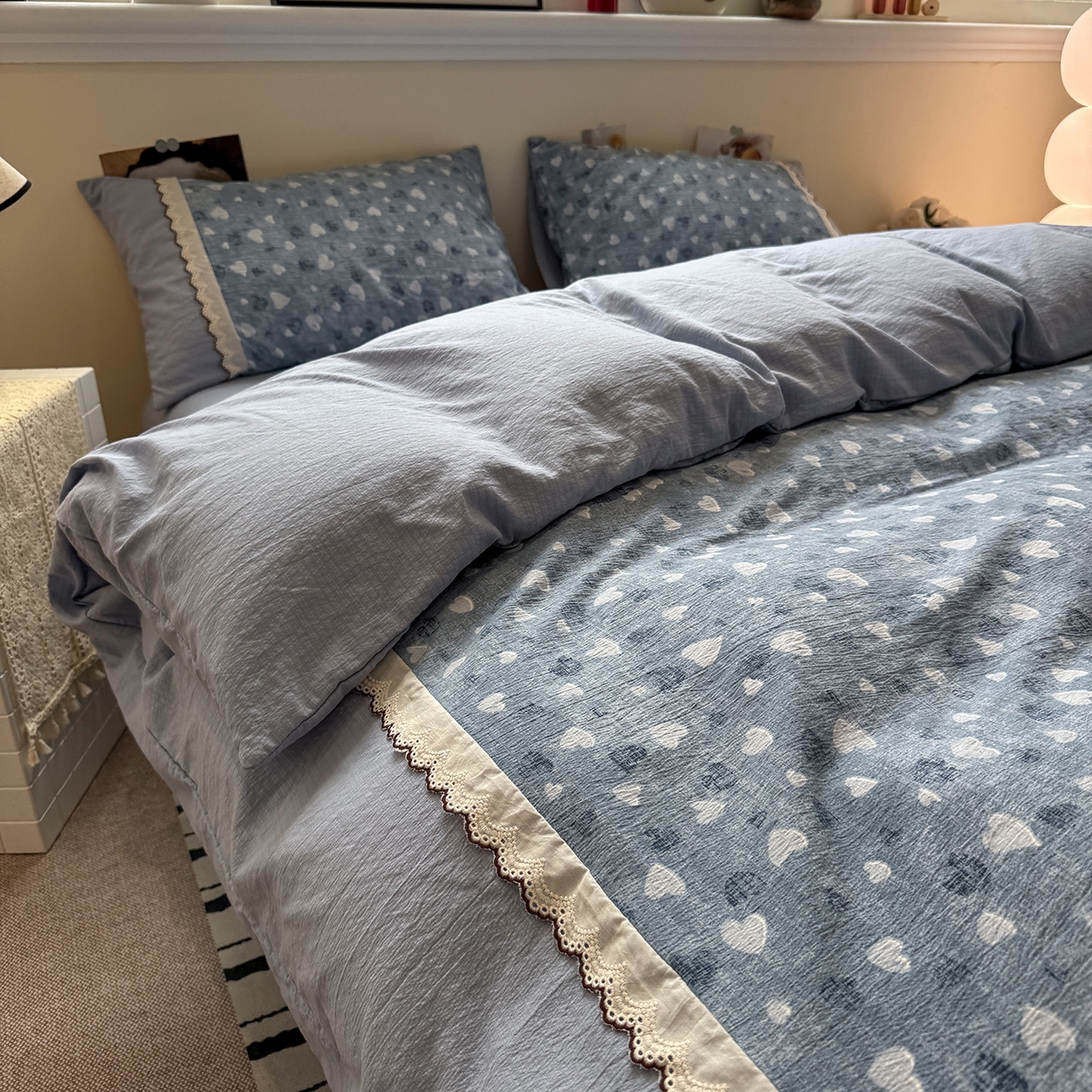 91家纺网 家纺一手货源 找家纺 水墨江南 2025新款云感皱皱纱全棉花边四件套-场景二 花边款-小确幸