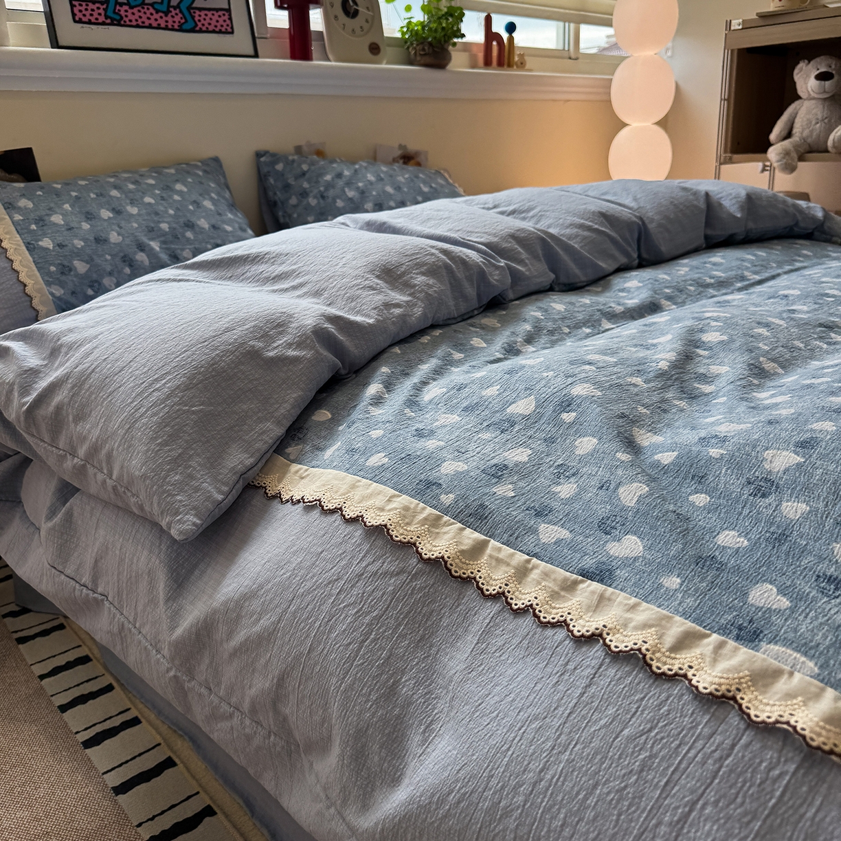 91家纺网 家纺一手货源 找家纺 水墨江南 2025新款云感皱皱纱全棉花边四件套-场景二 花边款-小确幸