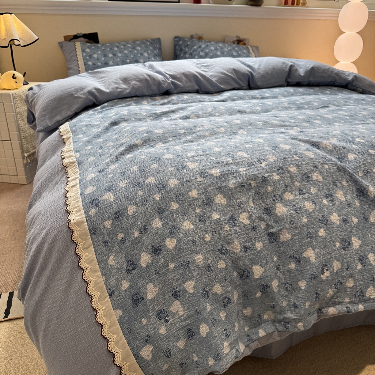 91家纺网 家纺一手货源 找家纺 水墨江南 2025新款云感皱皱纱全棉花边四件套-场景二 花边款-小确幸