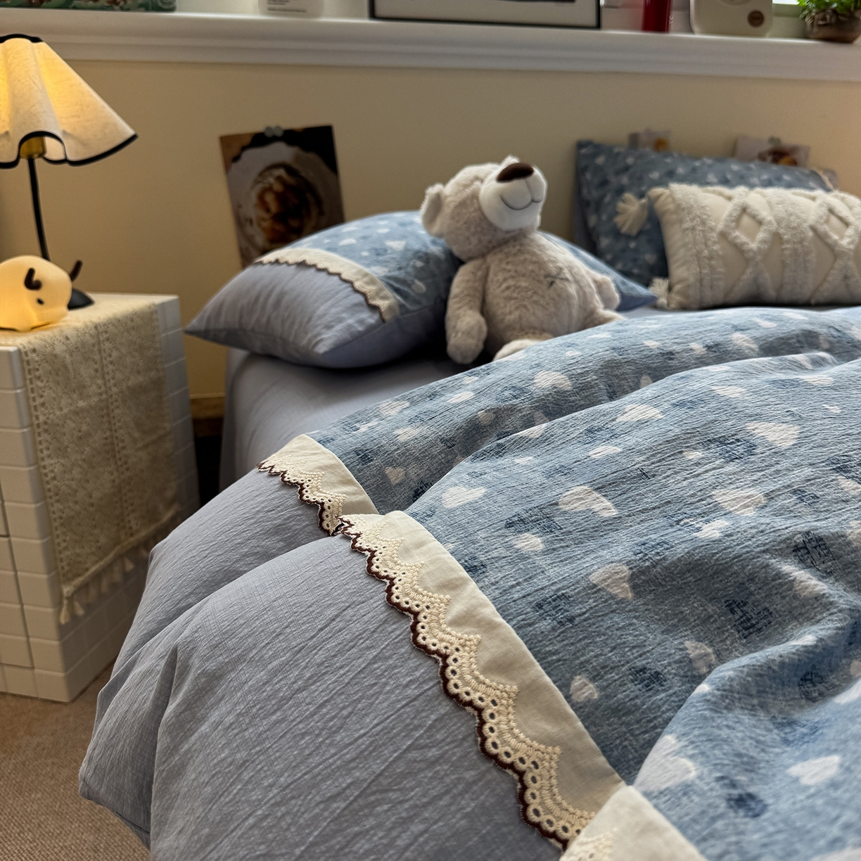 91家纺网 家纺一手货源 找家纺 水墨江南 2025新款云感皱皱纱全棉花边四件套-场景二 花边款-小确幸