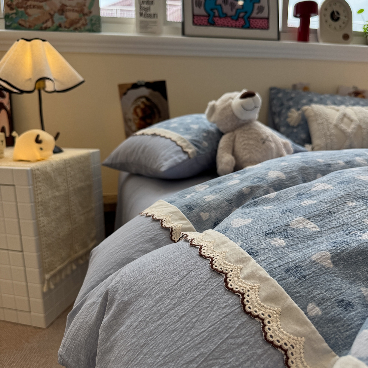 91家纺网 家纺一手货源 找家纺 水墨江南 2025新款云感皱皱纱全棉花边四件套-场景二 花边款-小确幸