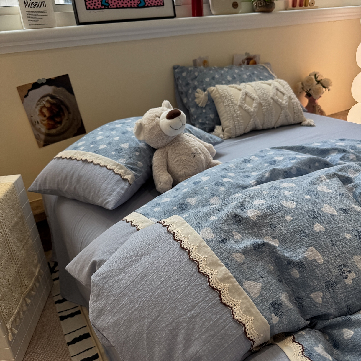 91家纺网 家纺一手货源 找家纺 水墨江南 2025新款云感皱皱纱全棉花边四件套-场景二 花边款-小确幸