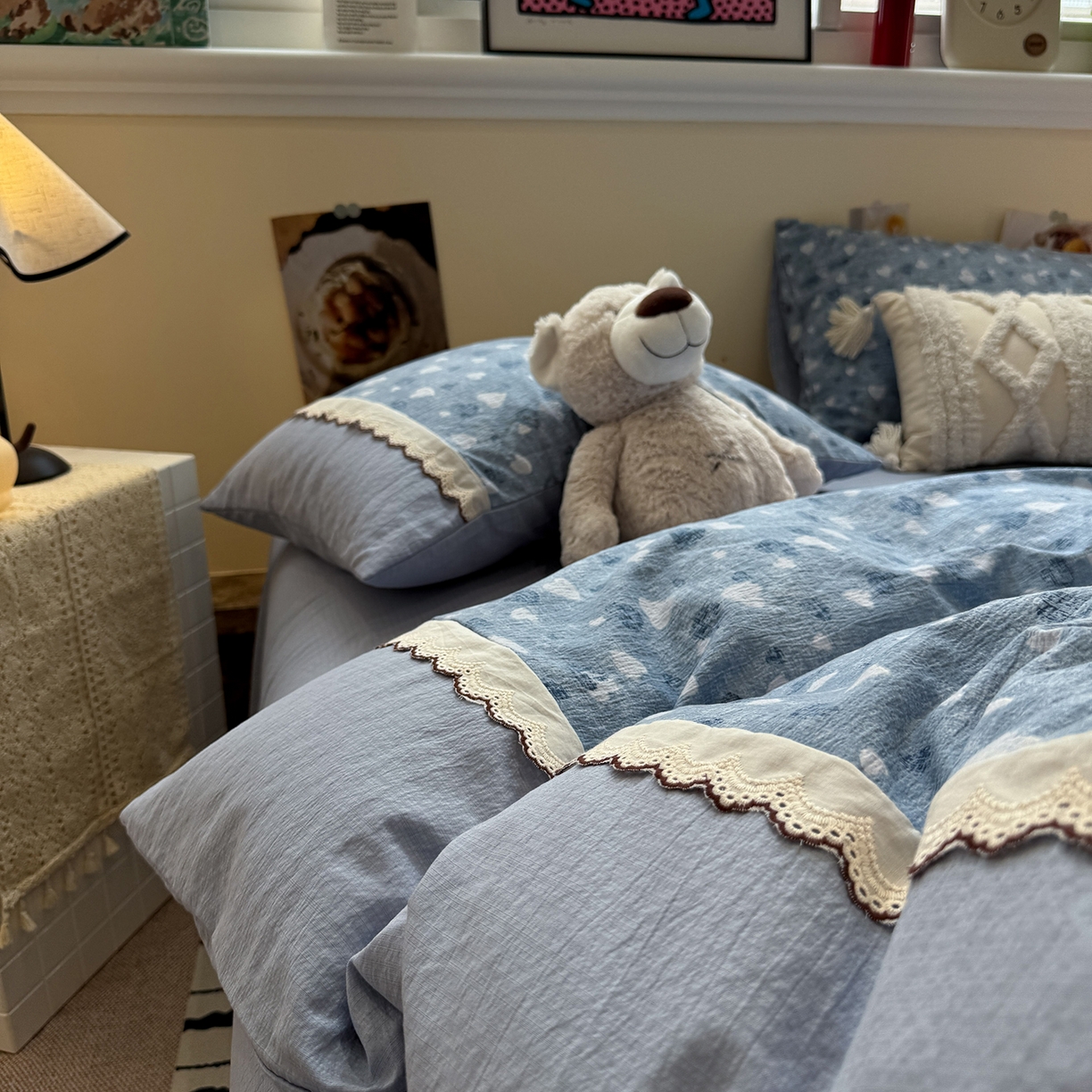 91家纺网 家纺一手货源 找家纺 水墨江南 2025新款云感皱皱纱全棉花边四件套-场景二 花边款-小确幸