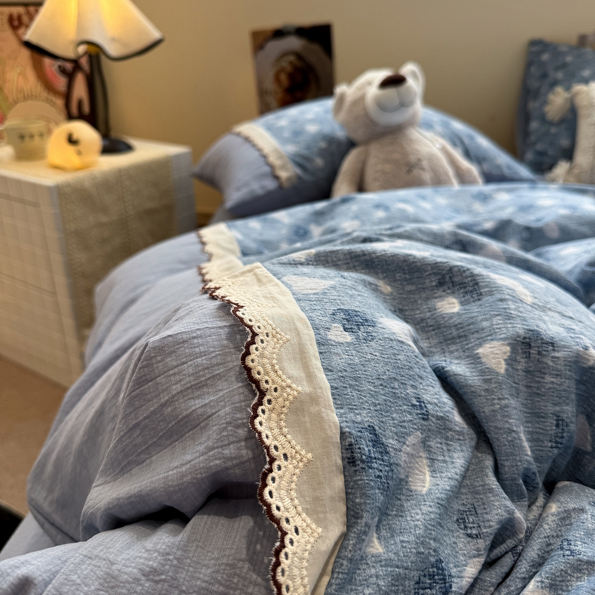 91家纺网 家纺一手货源 找家纺 水墨江南 2025新款云感皱皱纱全棉花边四件套-场景二 花边款-小确幸