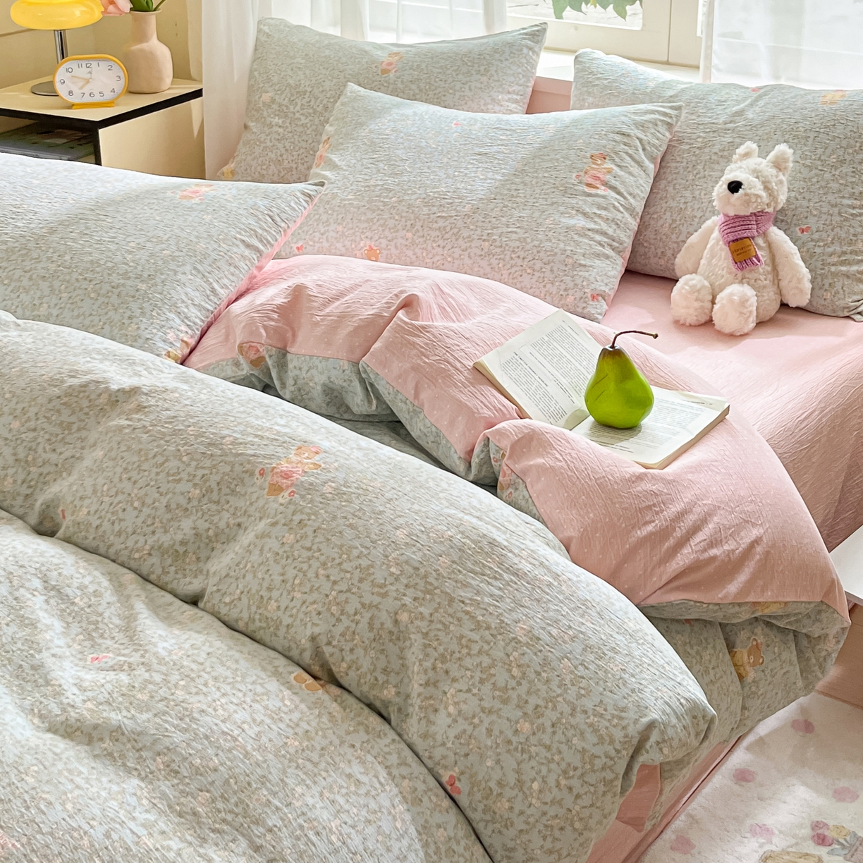 91家纺网 家纺一手货源 找家纺 格真 2025秋冬新款110克高克重提花加厚皱皱纱双层纱四件套双面印花 香草熊