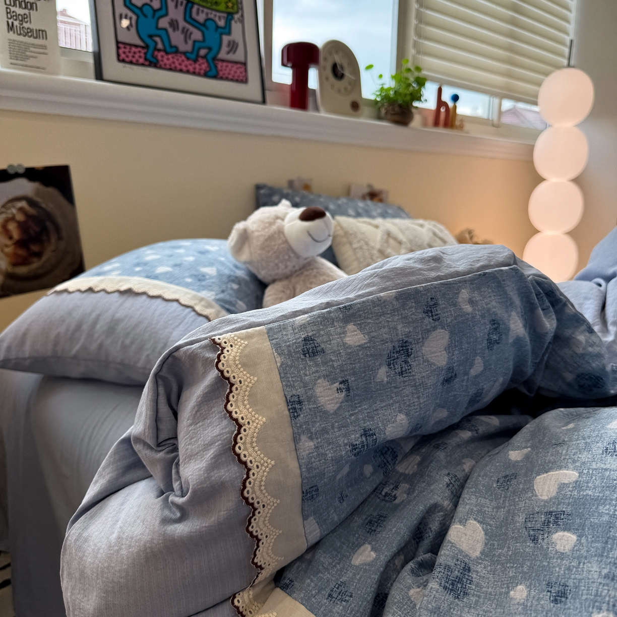 91家纺网 家纺一手货源 找家纺 水墨江南 2025新款云感皱皱纱全棉花边四件套-场景二 花边款-小确幸