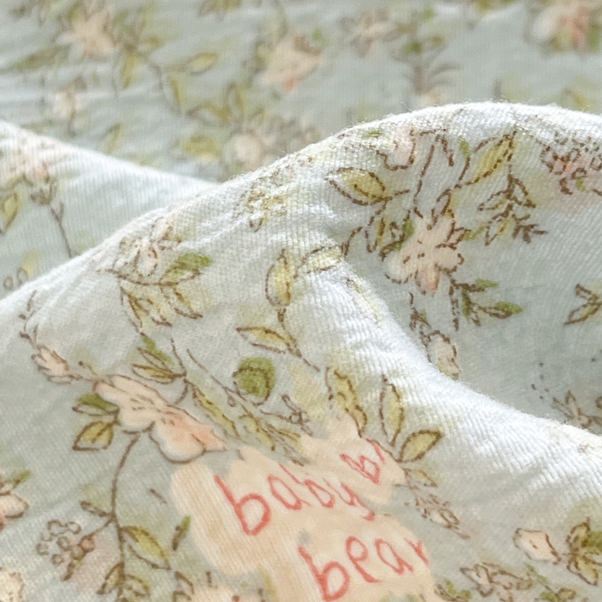 91家纺网 家纺一手货源 找家纺 格真 2025秋冬新款110克高克重提花加厚皱皱纱双层纱四件套双面印花 香草熊