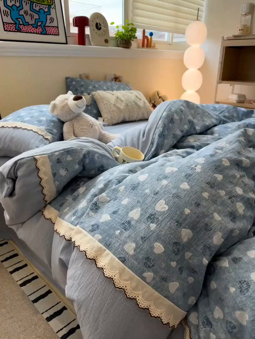 91家纺网 家纺一手货源 找家纺 水墨江南 2025新款云感皱皱纱全棉花边四件套-场景二 花边款-小确幸