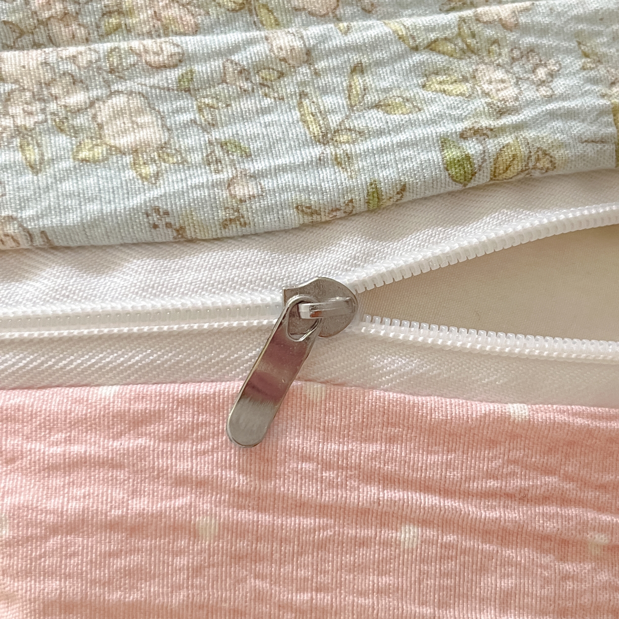 91家纺网 家纺一手货源 找家纺 格真 2025秋冬新款110克高克重提花加厚皱皱纱双层纱四件套双面印花 香草熊