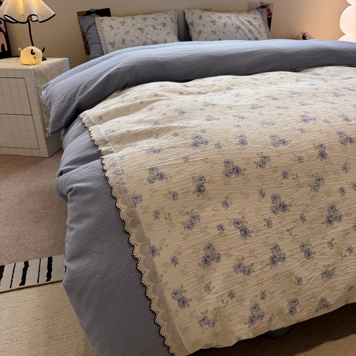 91家纺网 家纺一手货源 找家纺 水墨江南 2025新款云感皱皱纱全棉花边四件套-场景二 花边款-幽香