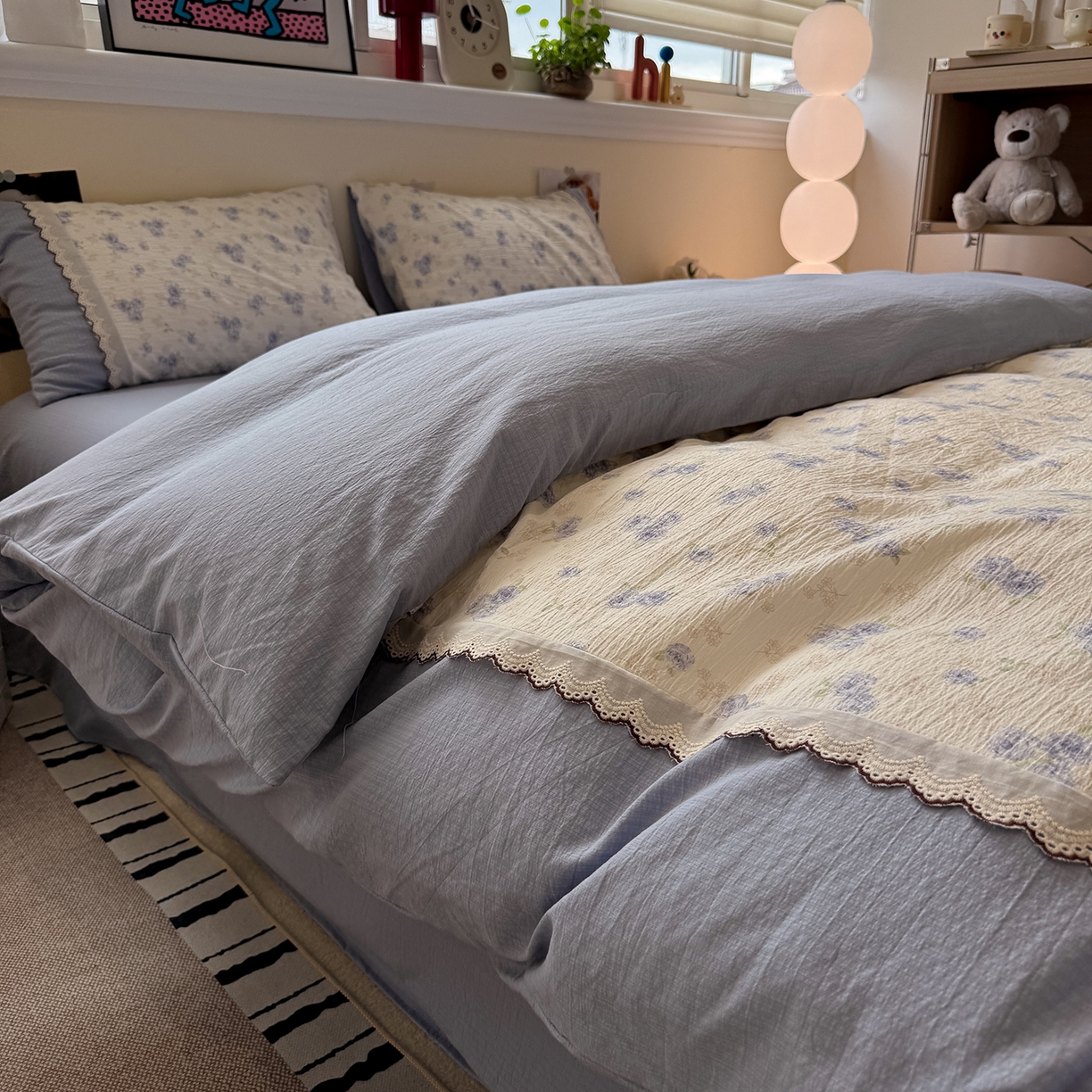 91家纺网 家纺一手货源 找家纺 水墨江南 2025新款云感皱皱纱全棉花边四件套-场景二 花边款-幽香