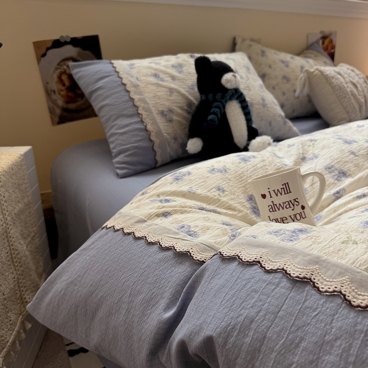 91家纺网 家纺一手货源 找家纺 水墨江南 2025新款云感皱皱纱全棉花边四件套-场景二 花边款-幽香