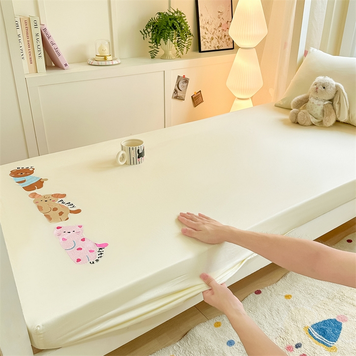 91家纺网 家纺一手货源 找家纺 灰鲸 2025新款全棉刺绣床笠-懒懒小憩学生床系列 懒懒小憩-白