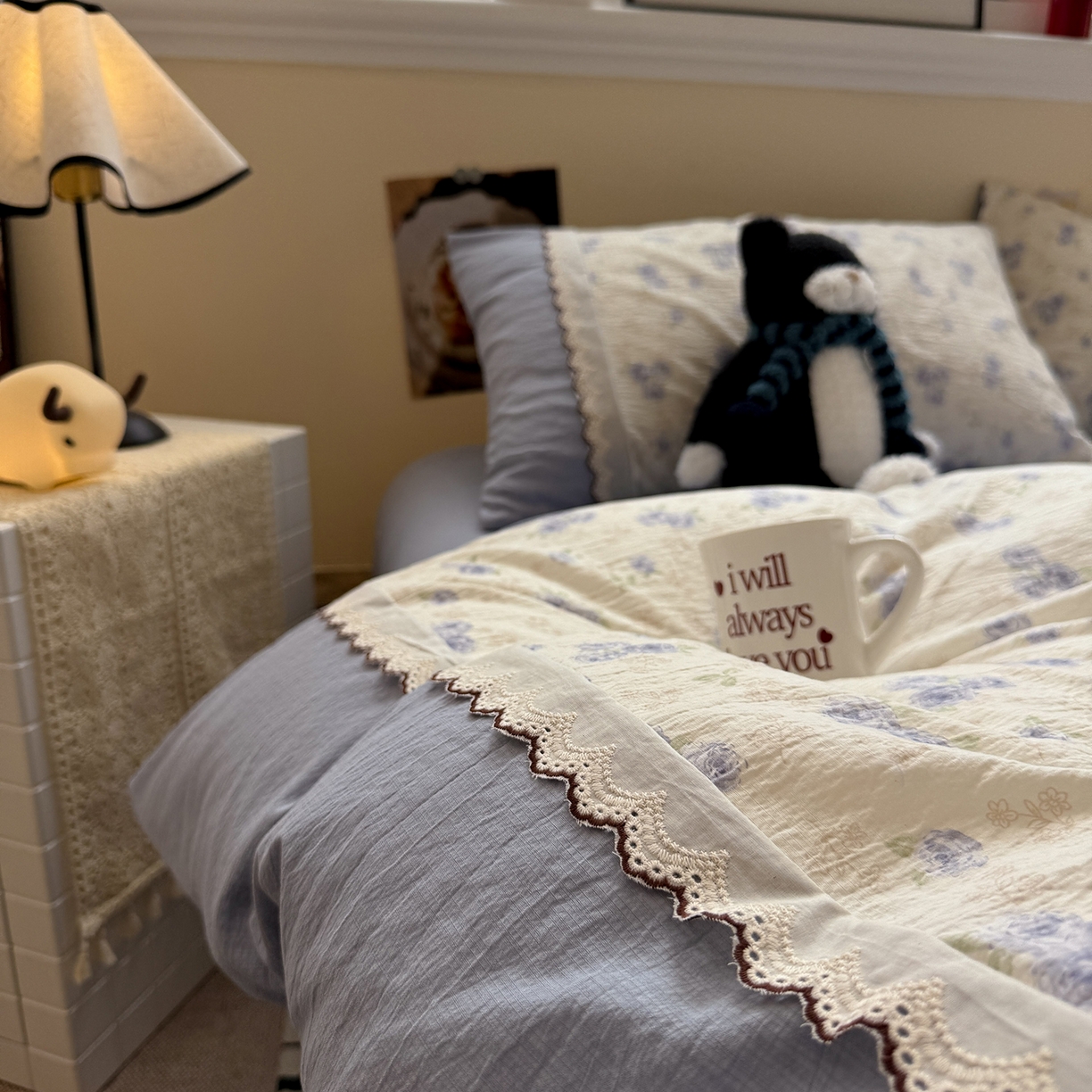 91家纺网 家纺一手货源 找家纺 水墨江南 2025新款云感皱皱纱全棉花边四件套-场景二 花边款-幽香