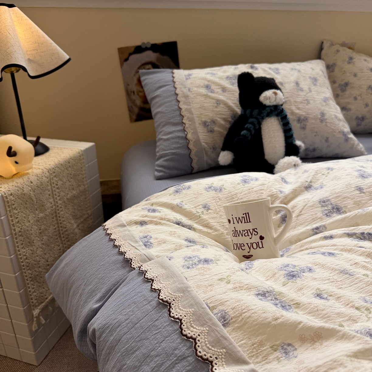 91家纺网 家纺一手货源 找家纺 水墨江南 2025新款云感皱皱纱全棉花边四件套-场景二 花边款-幽香