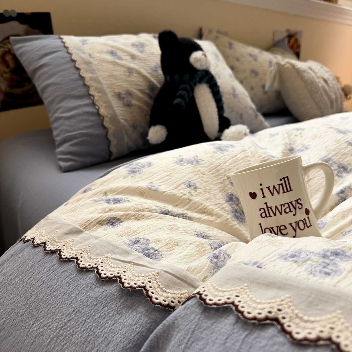 91家纺网 家纺一手货源 找家纺 水墨江南 2025新款云感皱皱纱全棉花边四件套-场景二 花边款-幽香