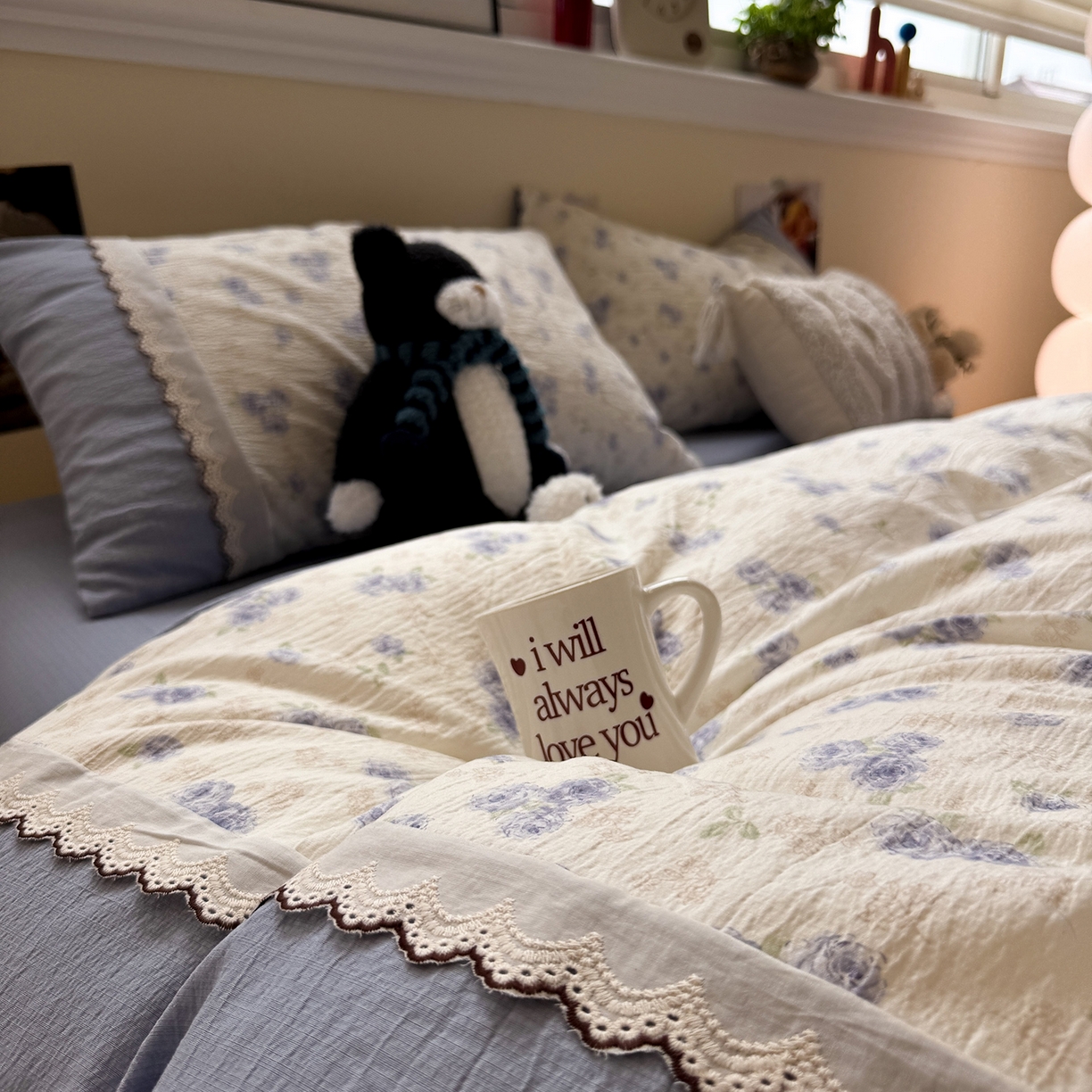 91家纺网 家纺一手货源 找家纺 水墨江南 2025新款云感皱皱纱全棉花边四件套-场景二 花边款-幽香