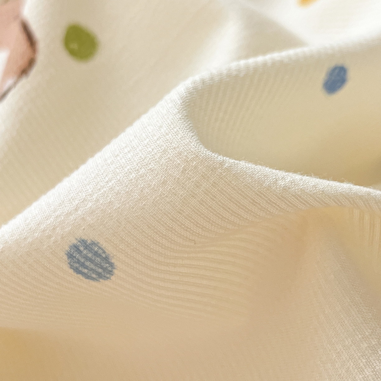 91家纺网 家纺一手货源 找家纺 格真 2025秋冬新款110克高克重提花加厚皱皱纱双层纱四件套双面印花 熊可爱