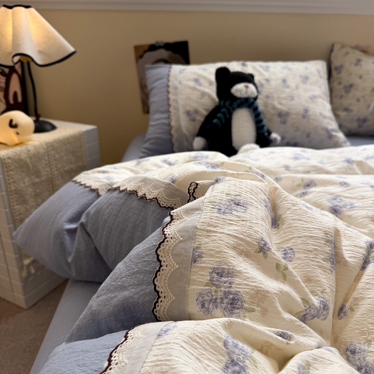 91家纺网 家纺一手货源 找家纺 水墨江南 2025新款云感皱皱纱全棉花边四件套-场景二 花边款-幽香