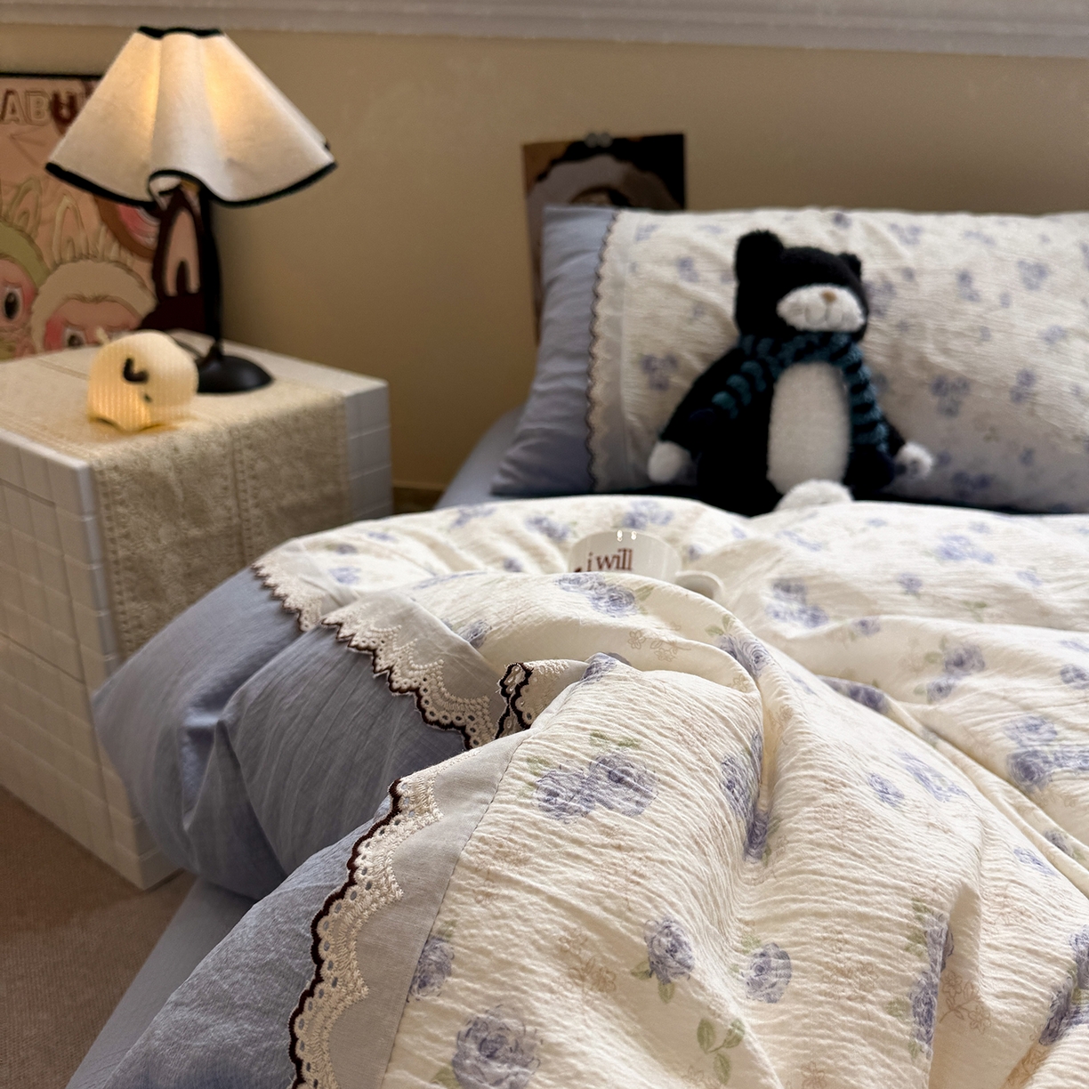 91家纺网 家纺一手货源 找家纺 水墨江南 2025新款云感皱皱纱全棉花边四件套-场景二 花边款-幽香