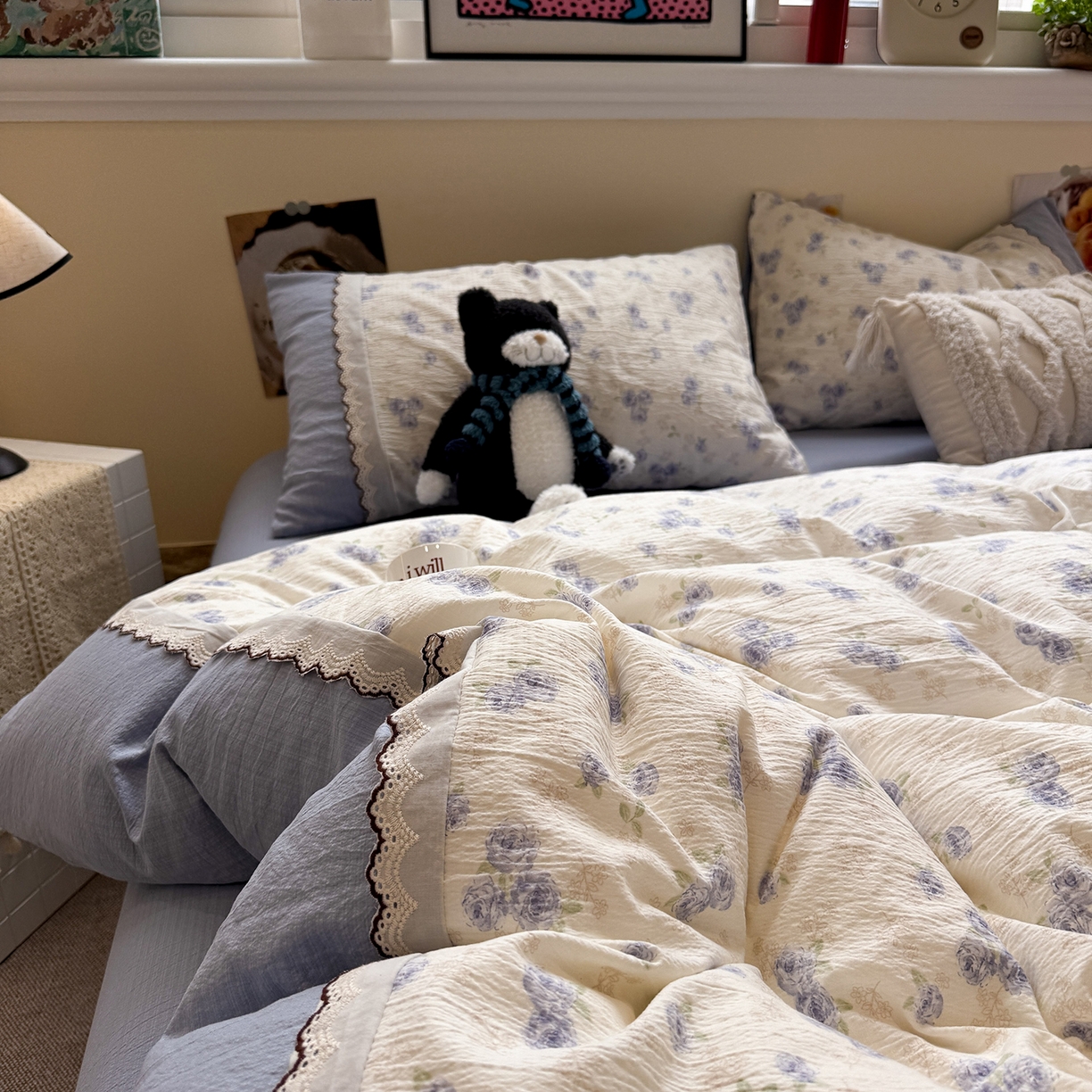 91家纺网 家纺一手货源 找家纺 水墨江南 2025新款云感皱皱纱全棉花边四件套-场景二 花边款-幽香