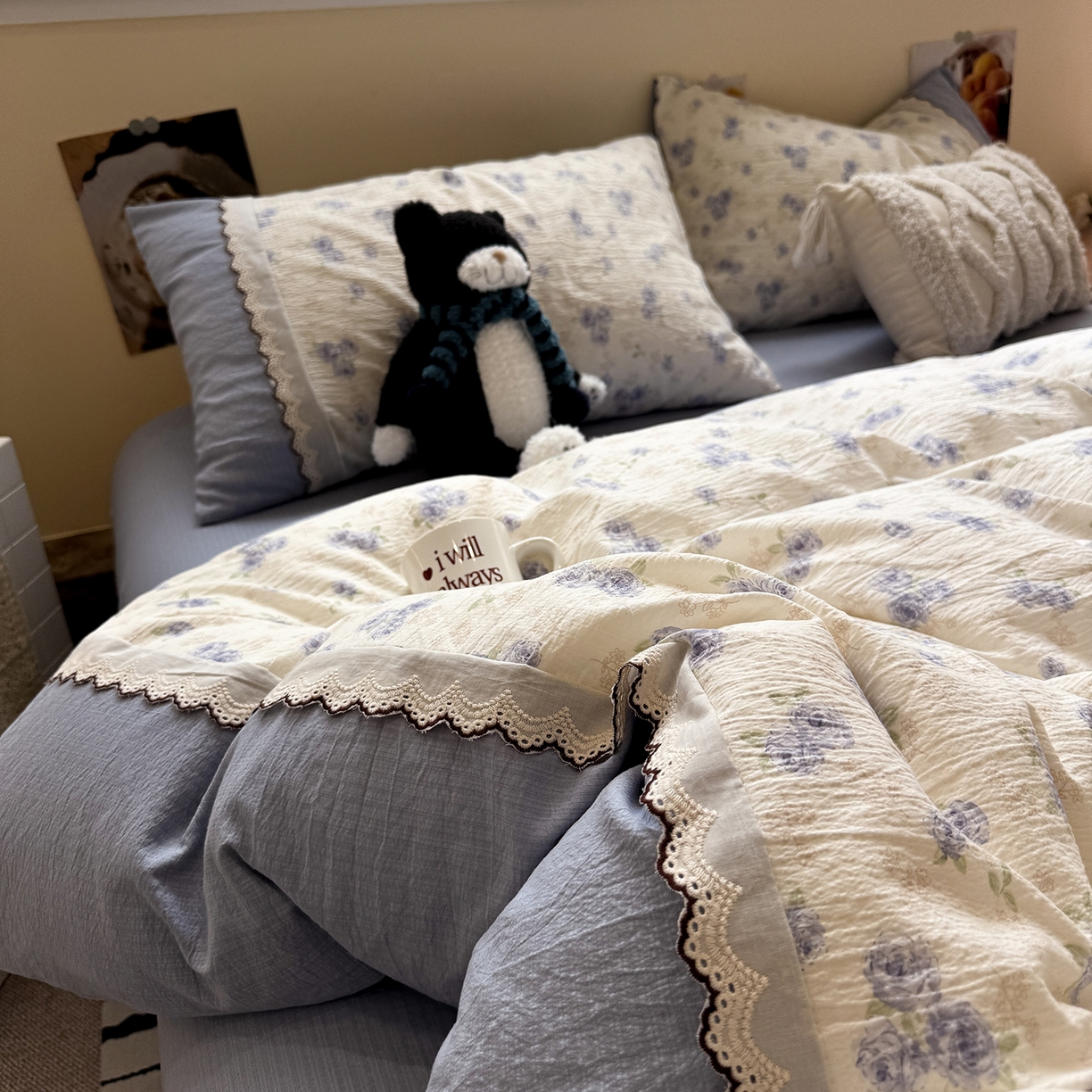 91家纺网 家纺一手货源 找家纺 水墨江南 2025新款云感皱皱纱全棉花边四件套-场景二 花边款-幽香