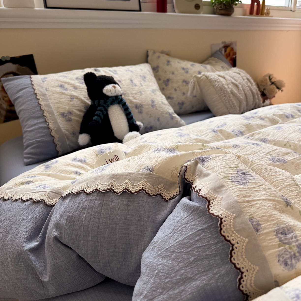 91家纺网 家纺一手货源 找家纺 水墨江南 2025新款云感皱皱纱全棉花边四件套-场景二 花边款-幽香