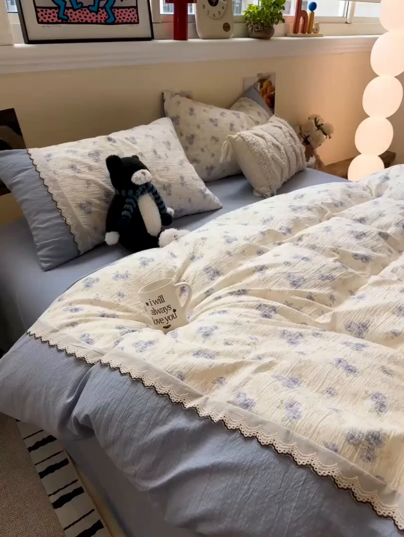 91家纺网 家纺一手货源 找家纺 水墨江南 2025新款云感皱皱纱全棉花边四件套-场景二 花边款-幽香