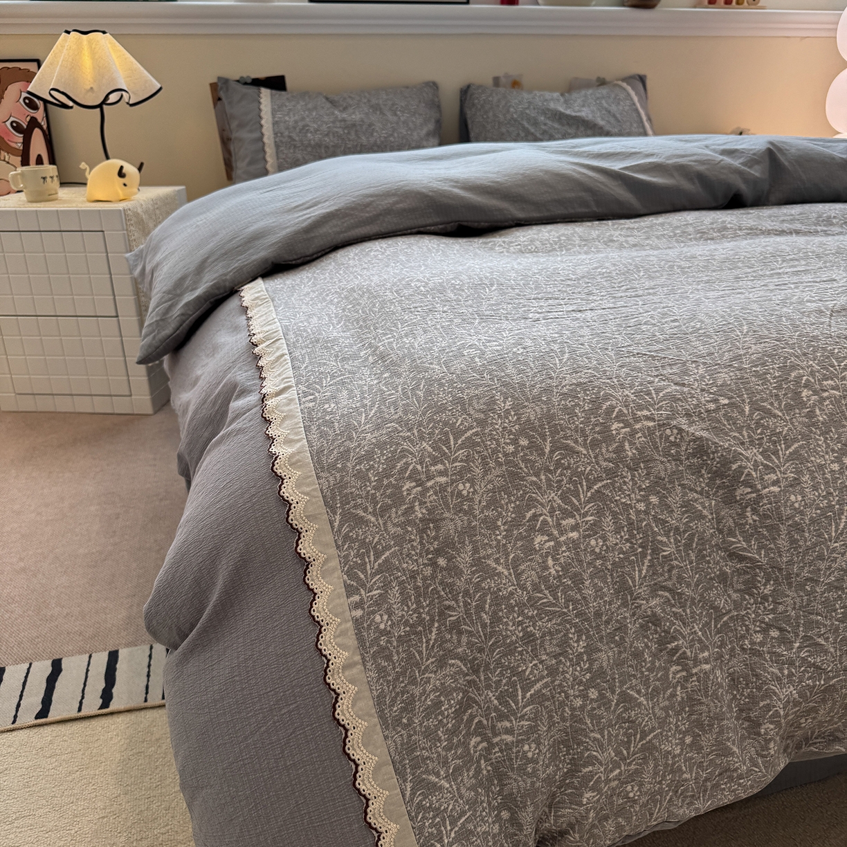 91家纺网 家纺一手货源 找家纺 水墨江南 2025新款云感皱皱纱全棉花边四件套-场景二 花边款-枝蔓