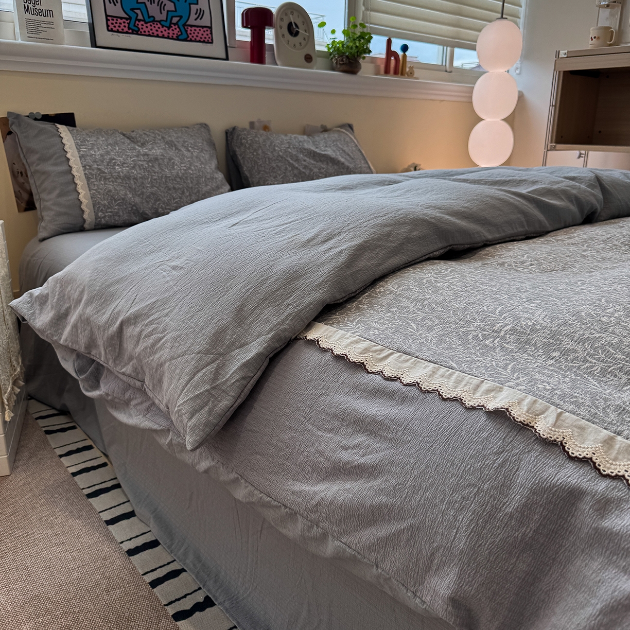 91家纺网 家纺一手货源 找家纺 水墨江南 2025新款云感皱皱纱全棉花边四件套-场景二 花边款-枝蔓