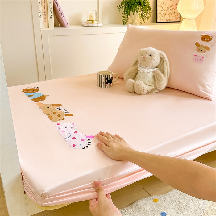 91家纺网 家纺一手货源 找家纺 灰鲸 2025新款全棉刺绣床笠-懒懒小憩学生床系列 懒懒小憩-粉