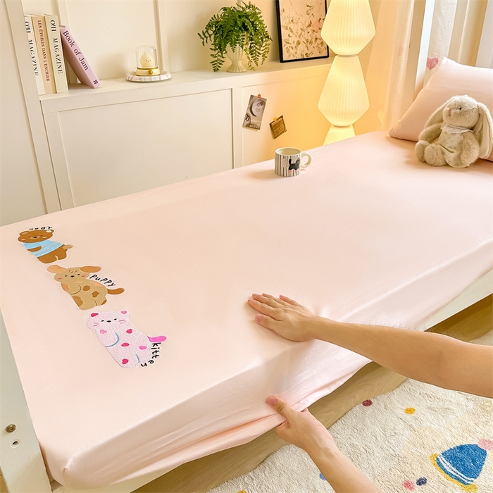 91家纺网 家纺一手货源 找家纺 灰鲸 2025新款全棉刺绣床笠-懒懒小憩学生床系列 懒懒小憩-粉