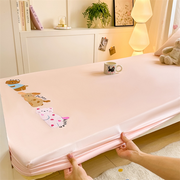 91家纺网 家纺一手货源 找家纺 灰鲸 2025新款全棉刺绣床笠-懒懒小憩学生床系列 懒懒小憩-粉