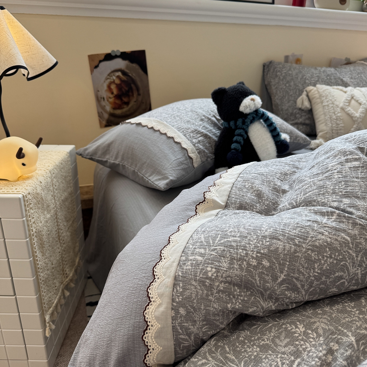 91家纺网 家纺一手货源 找家纺 水墨江南 2025新款云感皱皱纱全棉花边四件套-场景二 花边款-枝蔓