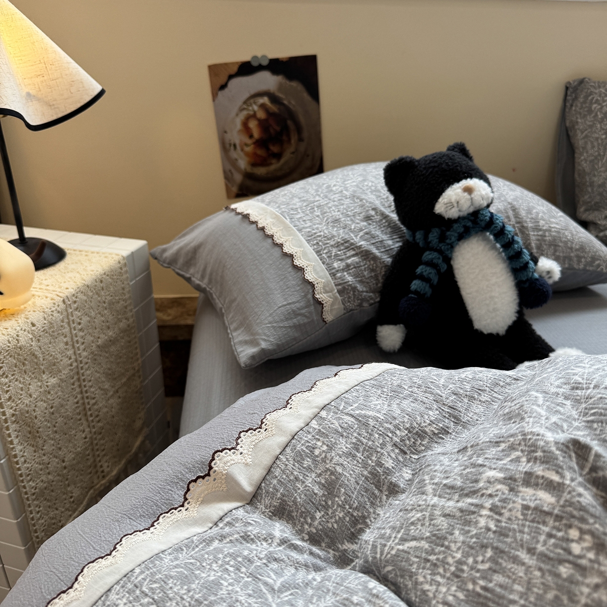 91家纺网 家纺一手货源 找家纺 水墨江南 2025新款云感皱皱纱全棉花边四件套-场景二 花边款-枝蔓