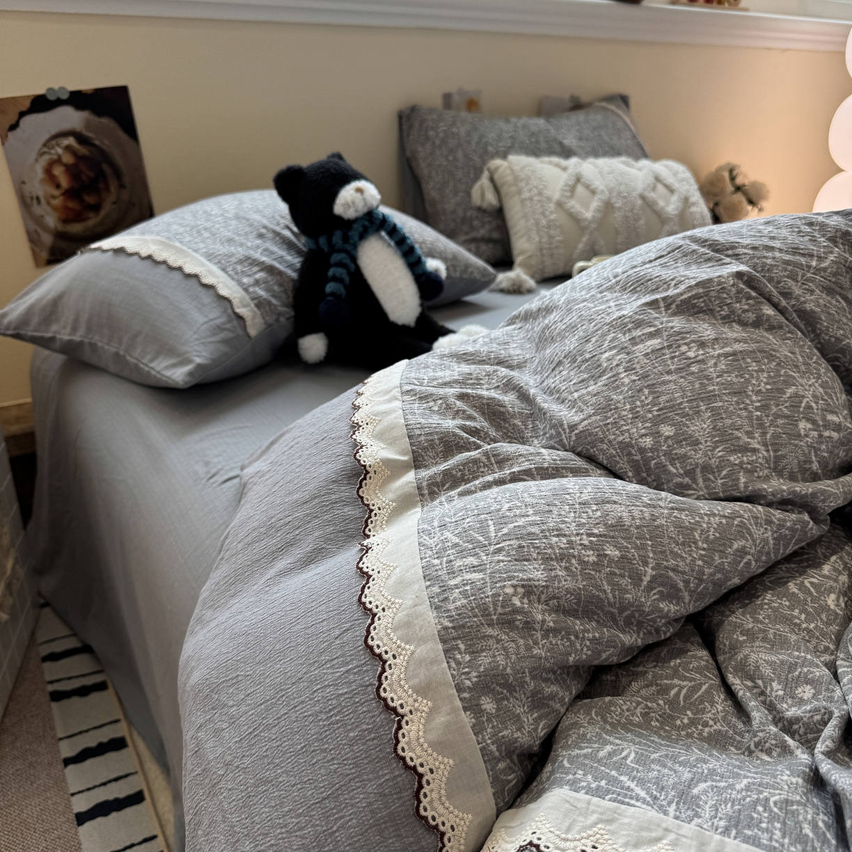 91家纺网 家纺一手货源 找家纺 水墨江南 2025新款云感皱皱纱全棉花边四件套-场景二 花边款-枝蔓