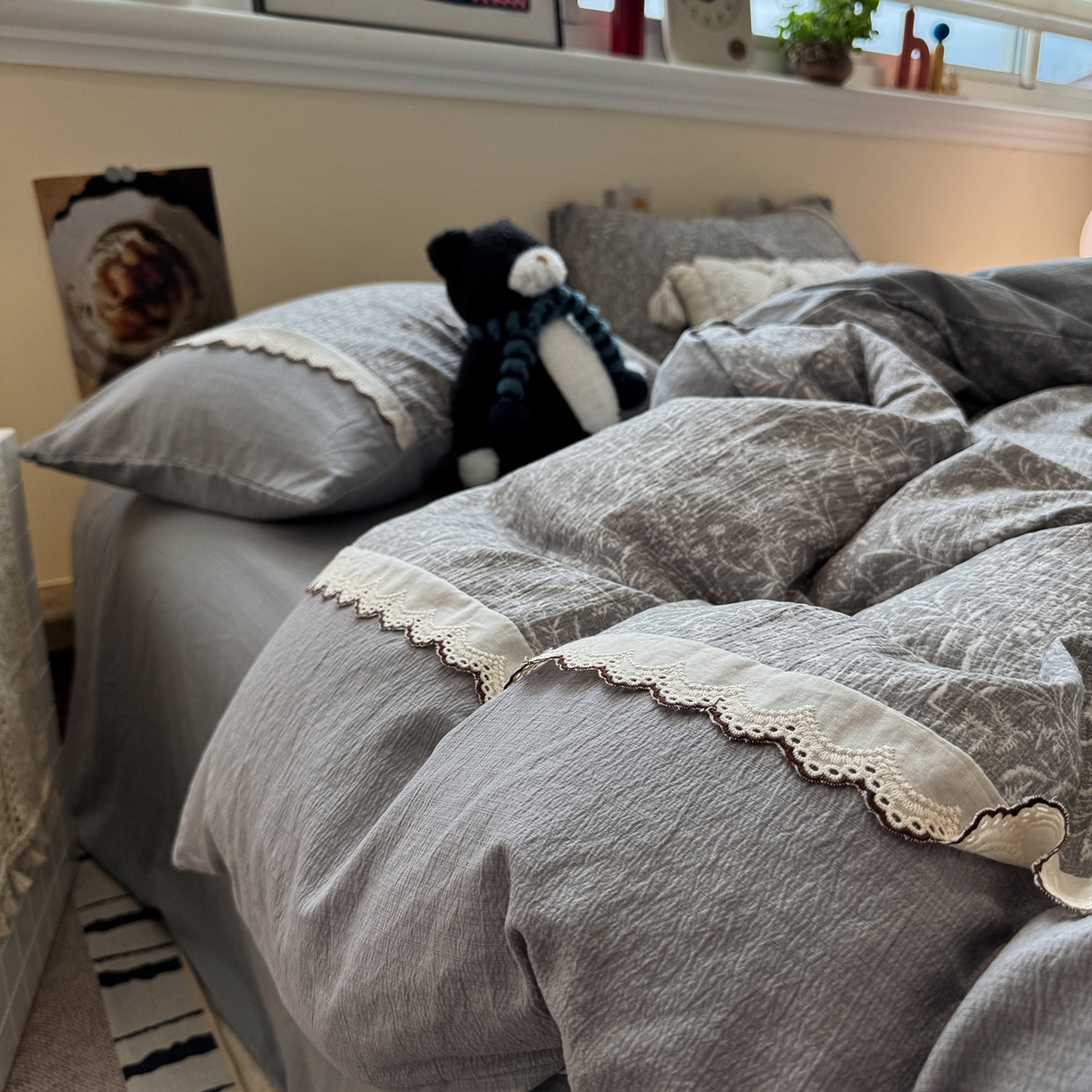 91家纺网 家纺一手货源 找家纺 水墨江南 2025新款云感皱皱纱全棉花边四件套-场景二 花边款-枝蔓