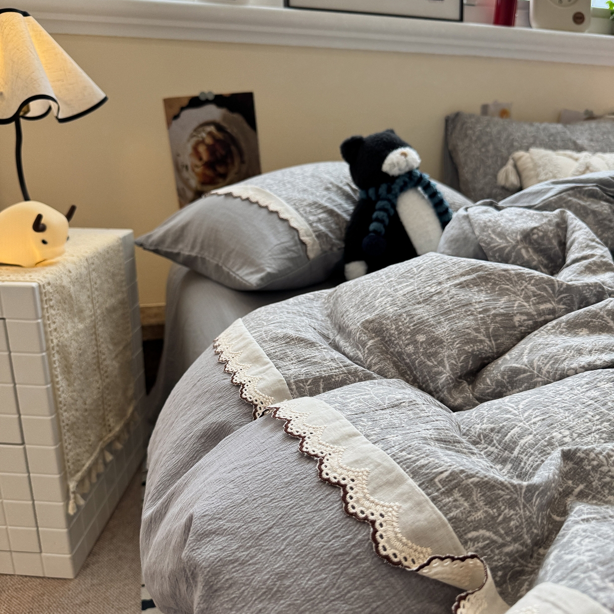 91家纺网 家纺一手货源 找家纺 水墨江南 2025新款云感皱皱纱全棉花边四件套-场景二 花边款-枝蔓