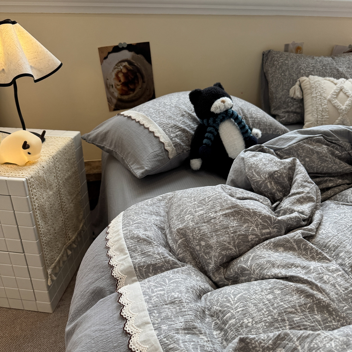 91家纺网 家纺一手货源 找家纺 水墨江南 2025新款云感皱皱纱全棉花边四件套-场景二 花边款-枝蔓