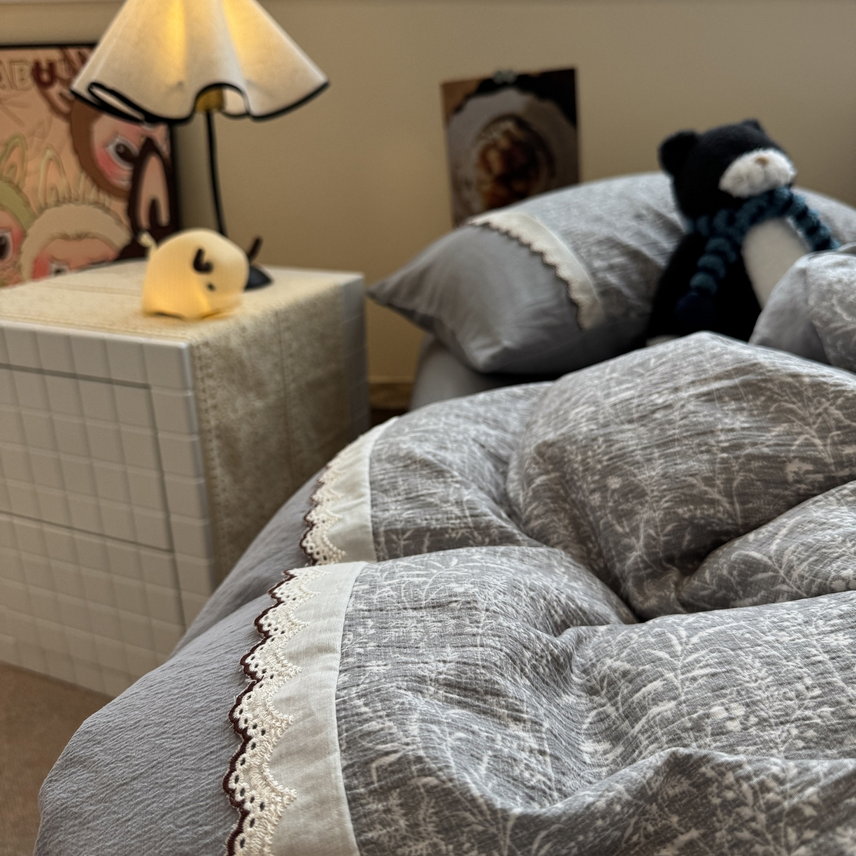 91家纺网 家纺一手货源 找家纺 水墨江南 2025新款云感皱皱纱全棉花边四件套-场景二 花边款-枝蔓