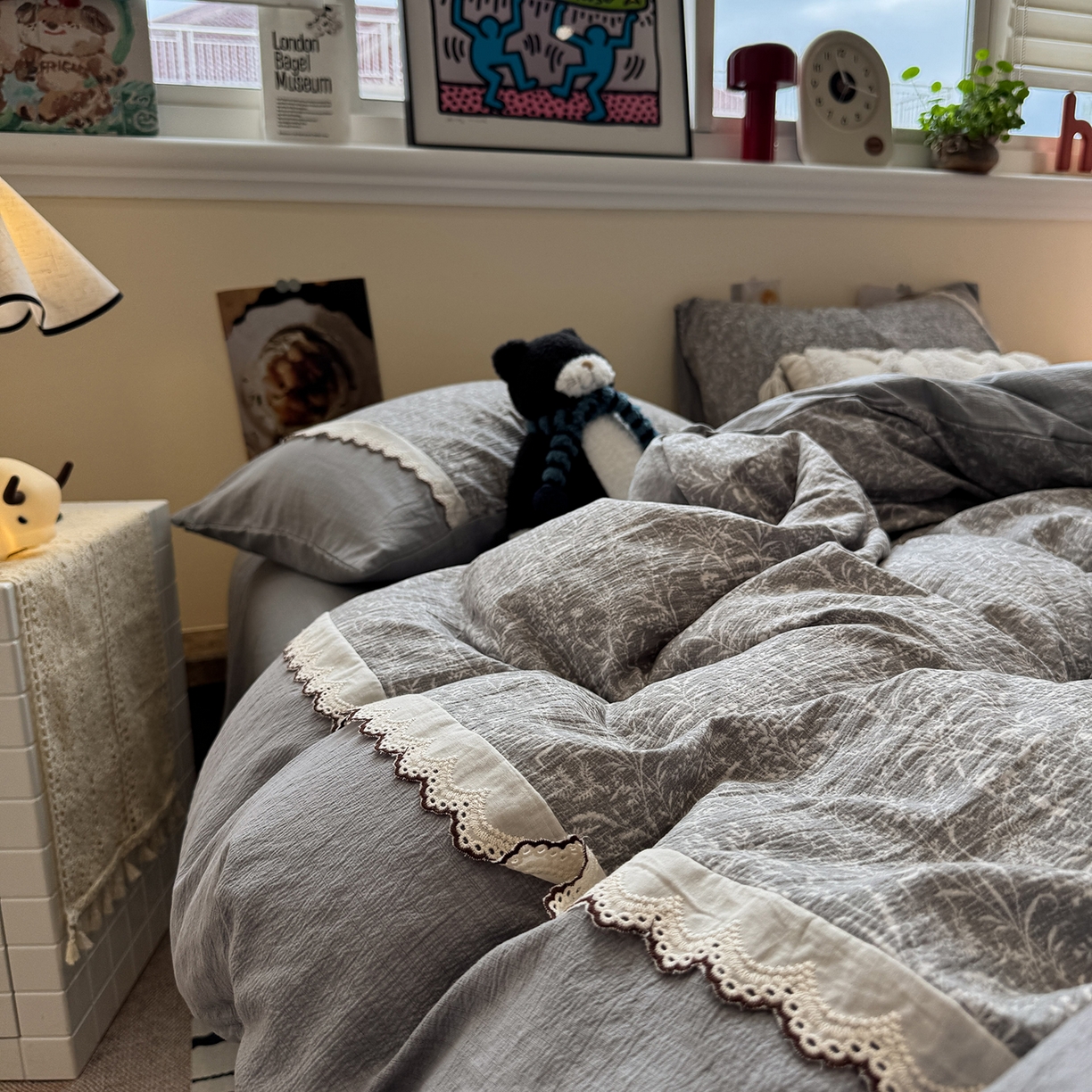 91家纺网 家纺一手货源 找家纺 水墨江南 2025新款云感皱皱纱全棉花边四件套-场景二 花边款-枝蔓