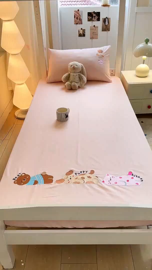 91家纺网 家纺一手货源 找家纺 灰鲸 2025新款全棉刺绣床笠-懒懒小憩学生床系列 懒懒小憩-粉