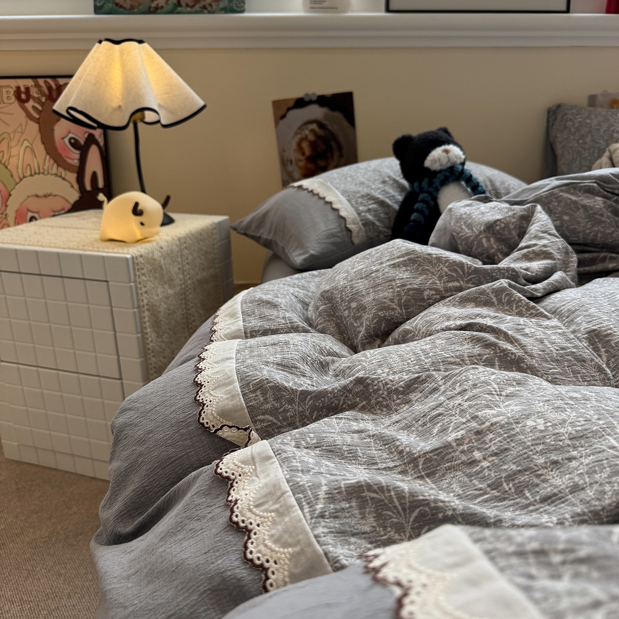 91家纺网 家纺一手货源 找家纺 水墨江南 2025新款云感皱皱纱全棉花边四件套-场景二 花边款-枝蔓