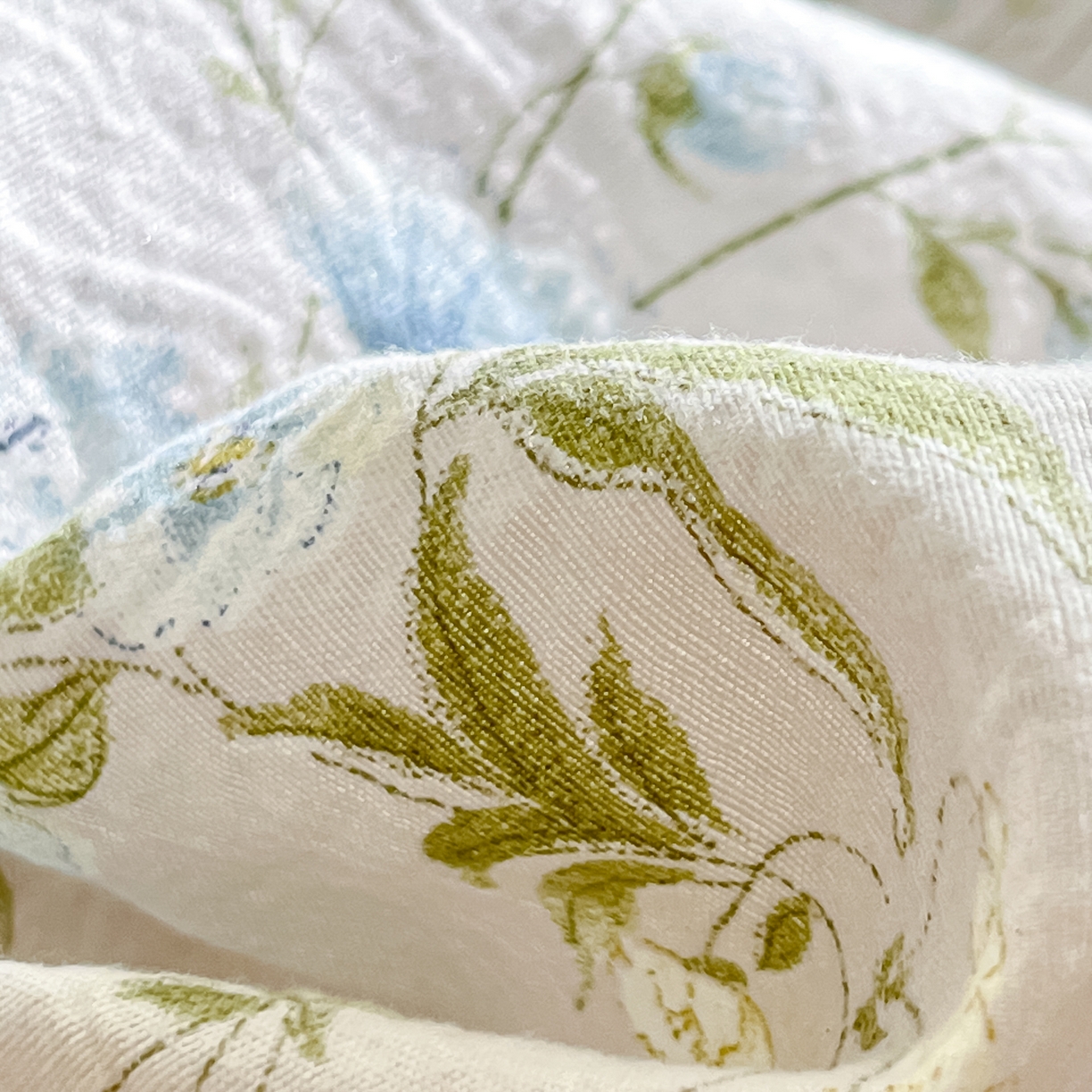 91家纺网 家纺一手货源 找家纺 格真 2025秋冬新款110克高克重提花加厚皱皱纱双层纱四件套双面印花 长相思兰