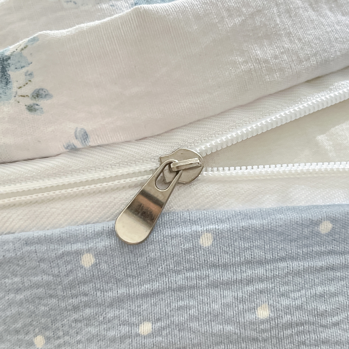 91家纺网 家纺一手货源 找家纺 格真 2025秋冬新款110克高克重提花加厚皱皱纱双层纱四件套双面印花 长相思兰