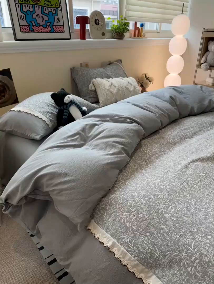 91家纺网 家纺一手货源 找家纺 水墨江南 2025新款云感皱皱纱全棉花边四件套-场景二 花边款-枝蔓